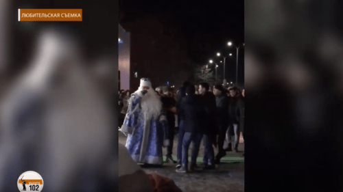 Скриншот видео драки на новогоднем представлении в Волжском, https://youtu.be/QX2ht2TIe1A Скриншот видео драки на новогоднем представлении в Волжском, https://youtu.be/QX2ht2TIe1A