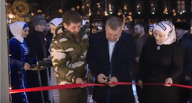 Скриншот видео открытия ресторана "Париж" в Грозном с участием Рамзана Кадырова, https://vk.com/wall279938622_460321