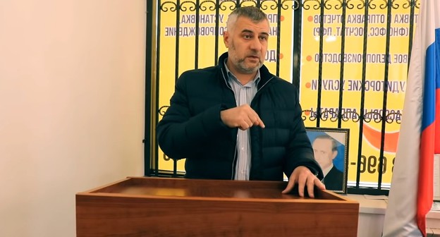 Выступление Бараха Чемурзиева на заседании Совета тейпов ингушского народа. Стоп-кадр из видео на Youtube-канале «Совет тейпов Республики Ингушетия». https://www.youtube.com/watch?v=8fr6C2Gaa4w&list=PL3RHYsScb9il6p-z28JcUxtJUY7mtafdM
 
