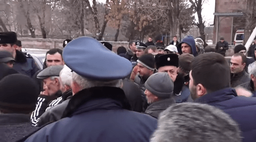Полицейские и протестующие против закрытия роддома в Маралике. Кадр видео Tert.am
https://www.youtube.com/watch?v=AWAgIDRfnlM Полицейские и протестующие против закрытия роддома в Маралике. Кадр видео Tert.am
https://www.youtube.com/watch?v=AWAgIDRfnlM