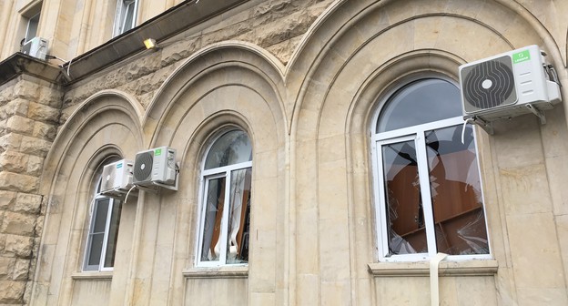 Окна здания администрации президента Абхазии, разбитые протестующими. Фото Анны Грицевич для "Кавказского узла"