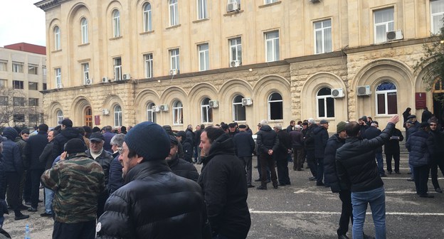 Протестующие у здания администрации президента Абхазии в Сухуме, 11 января 2020 года. Фото Анны Грицевич для «Кавказского узла»
