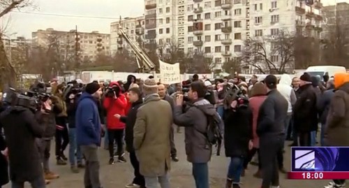 Митинг в пригороде Тбилиси Варкетили. Фото: кадр видео на сайте "Рустави 2" http://rustavi2.ge/ka/news/152421 Митинг в пригороде Тбилиси Варкетили. Фото: кадр видео на сайте "Рустави 2" http://rustavi2.ge/ka/news/152421
