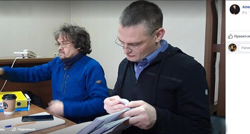 Андрей Рудомаха (слева) и Михаил Беньяш во время суда. Скриншот с личной страницы Александра Савельева в Facebook https://www.facebook.com/avsavel/posts/2516529851961532 Андрей Рудомаха (слева) и Михаил Беньяш во время суда. Скриншот с личной страницы Александра Савельева в Facebook https://www.facebook.com/avsavel/posts/2516529851961532