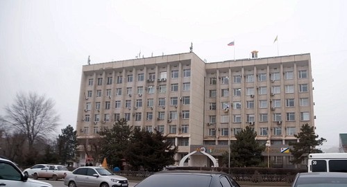 Здание горсобрания Элисты. Фото: Кадр видео Анны Зуевой "Элиста против Трапезникова" https://www.youtube.com/watch?v=6V-q_vfqdmA Здание горсобрания Элисты. Фото: Кадр видео Анны Зуевой "Элиста против Трапезникова" https://www.youtube.com/watch?v=6V-q_vfqdmA