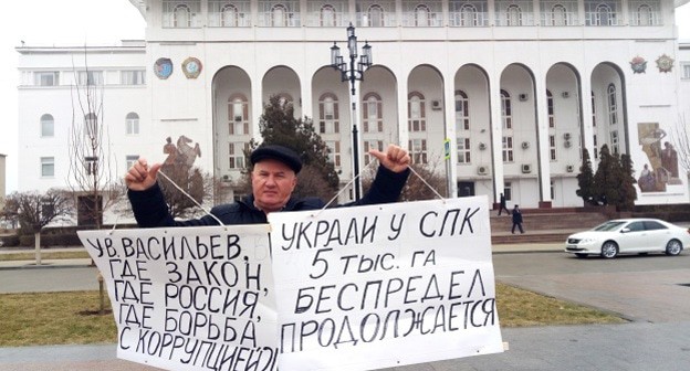 Председатель СПК Расул Сулейманов на одиночном пикете у Дома правительства в Махачкале. 15 января 2020 год. Фото Расула Магомедова для "Кавказского узла"