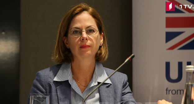 Руководитель тбилисского офиса NDI Лора Торнтон. Фото: кадо видео 1tv.ge https://1tv.ge/ru/news/lora-tornton-bolshaja-chast-naselenija-schitaet-chto-strana-razvivaetsja-v-nepravilnom-napravlenii/ 