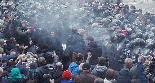Столкновение протестующих и сотрудников полиции в Тбилиси, 18 ноября 2019 г. Фото Инны Кукуджановой для "Кавказского узла" Столкновение протестующих и сотрудников полиции в Тбилиси, 18 ноября 2019 г. Фото Инны Кукуджановой для "Кавказского узла"