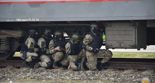 Сотрудники силовых структур на антитеррористическом учении в Адыгее. Фото пресс-службы НАК. http://nac.gov.ru/antiterroristicheskie-ucheniya/operativnym-shtabom-v-respublike-adygeya-6.html#&gid=1&pid=10 Сотрудники силовых структур на антитеррористическом учении в Адыгее. Фото пресс-службы НАК. http://nac.gov.ru/antiterroristicheskie-ucheniya/operativnym-shtabom-v-respublike-adygeya-6.html#&gid=1&pid=10