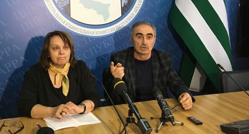 Глава ЦИК Абхазии Тамаз Гогия (справа). Фото Анны Грицевич для "Кавказского узла". Глава ЦИК Абхазии Тамаз Гогия (справа). Фото Анны Грицевич для "Кавказского узла".