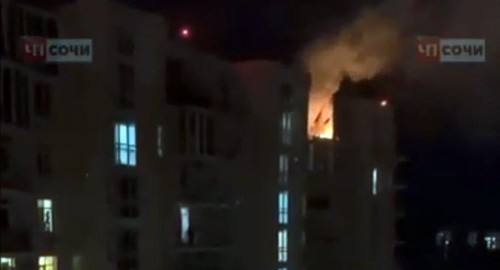Пожар в сочинской многоэтажке. Кадр видео «ЧП Сочи» chpsochi.ru
Пожар в сочинской многоэтажке. Кадр видео «ЧП Сочи» chpsochi.ru