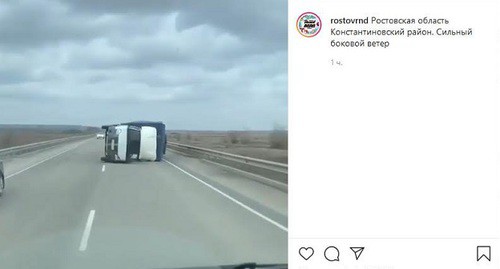 Опрокинутый на дороге автомобиль. Скриншот видео https://www.instagram.com/p/B7v0kGwC6fg/ Опрокинутый на дороге автомобиль. Скриншот видео https://www.instagram.com/p/B7v0kGwC6fg/