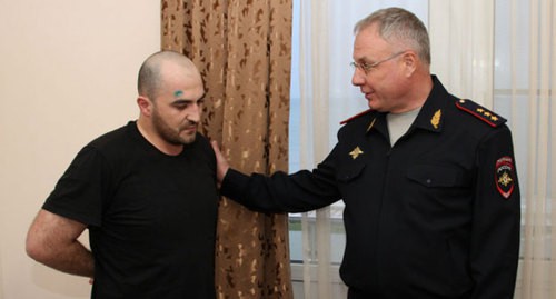 Один из раненных в Магасе полицейских и навестивший его в госпитале начальник ГУ МВД по СКФО Сергей Бачурин. Фото: пресс-служба МВД по Ингушетии https://06.мвд.рф/news/item/19336707 Один из раненных в Магасе полицейских и навестивший его в госпитале начальник ГУ МВД по СКФО Сергей Бачурин. Фото: пресс-служба МВД по Ингушетии https://06.мвд.рф/news/item/19336707