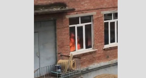 Пожар в средней школе Краснодара. Стоп-кадр видео канала YouTube "Роман Молостов" https://www.youtube.com/watch?v=KAnes6ZABqI Пожар в средней школе Краснодара. Стоп-кадр видео канала YouTube "Роман Молостов" https://www.youtube.com/watch?v=KAnes6ZABqI
