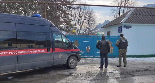 Сотрудники следственного комитета возле детского сада. Фото: пресс-служба Следственного управления СКР по КЧР Сотрудники следственного комитета возле детского сада. Фото: пресс-служба Следственного управления СКР по КЧР