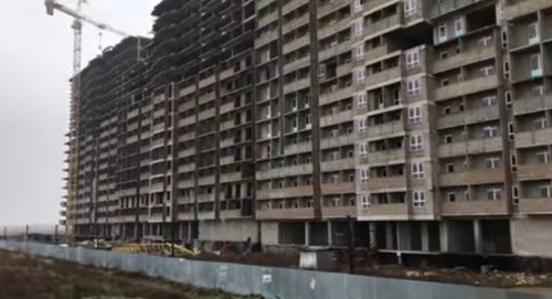 Недостроенный ЖК "Мир" в Краснодаре. Скриншот с видео "Обращение дольщиков к губернатору Краснодарского края - Кондратьеву В.И" на Youtube-канале "Личное мнение" https://www.youtube.com/watch?v=zAeuDhCGkU0 Недостроенный ЖК "Мир" в Краснодаре. Скриншот с видео "Обращение дольщиков к губернатору Краснодарского края - Кондратьеву В.И" на Youtube-канале "Личное мнение" https://www.youtube.com/watch?v=zAeuDhCGkU0