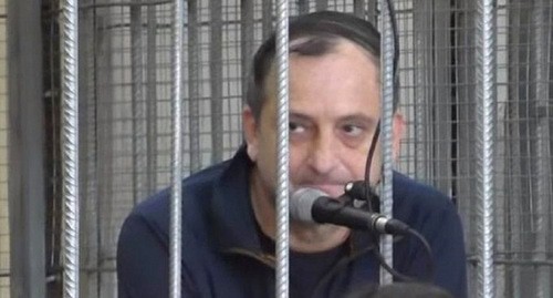 Тимур Хамхоев в зале суда. Стоп-кадр видео "Caucasian Knot" https://www.youtube.com/watch?v=Wg3k7yVGBGA,
Тимур Хамхоев в зале суда. Стоп-кадр видео "Caucasian Knot" https://www.youtube.com/watch?v=Wg3k7yVGBGA,