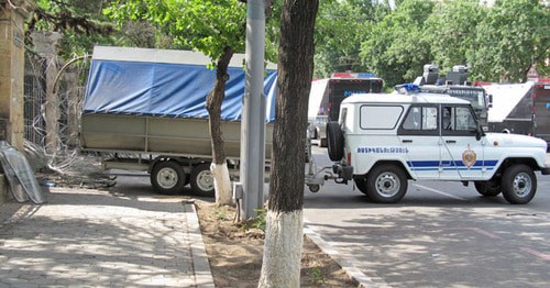 Полицейские машины на улицах Еревана во время акции протеста против повышения тарифов на электричество в 2015 г. Фото Тиграна Петросяна для "Кавказского узла" Полицейские машины на улицах Еревана во время акции протеста против повышения тарифов на электричество в 2015 г. Фото Тиграна Петросяна для "Кавказского узла"