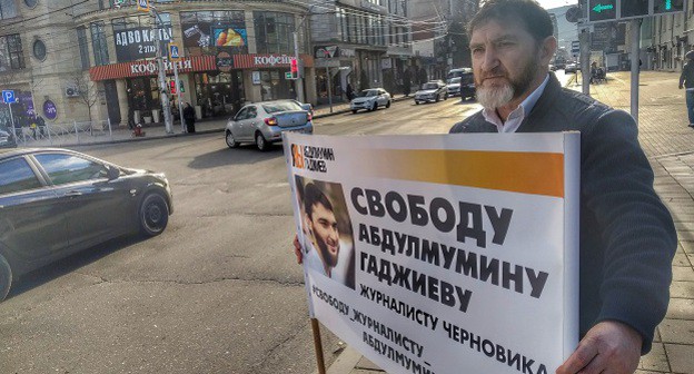 Житель Махачкалы Муртазали впервые принял участие в серии пикетов. Фото Ильяса Капиева для "Кавказского узла". 