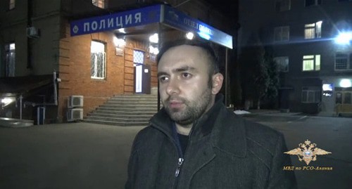 Журналист Дэвид Мамедов. Стоп-кадр видео МВД по Республике Северная Осетия-Алания https://15.xn--b1aew.xn--p1ai/news/item/19476511/ Журналист Дэвид Мамедов. Стоп-кадр видео МВД по Республике Северная Осетия-Алания https://15.xn--b1aew.xn--p1ai/news/item/19476511/