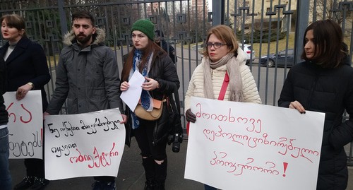 Правозащитники у генпрокуратуры Грузии. Надписи на плакатах: "Верните обвинения в адрес Шотадзе", "Скажи нет несправедливости", "Нет марионеткам!", "Не будьте пристрастны, будьте объективны!". Фото Беслана Кмузова для "Кавказского узла" Правозащитники у генпрокуратуры Грузии. Надписи на плакатах: "Верните обвинения в адрес Шотадзе", "Скажи нет несправедливости", "Нет марионеткам!", "Не будьте пристрастны, будьте объективны!". Фото Беслана Кмузова для "Кавказского узла"