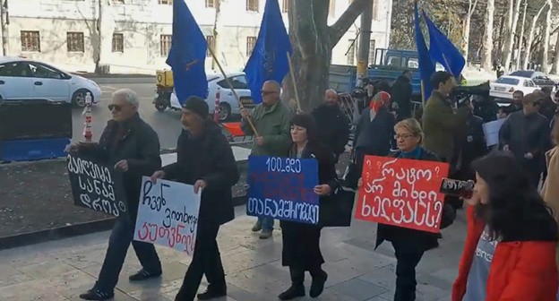 Участники протестного шествия в Тбилиси. Стоп-кадр видео пользователя канала YouTube "Sputnik Georgia - все о Грузии" https://www.youtube.com/watch?v=wQ5H1RrwgVY&feature=youtu.be