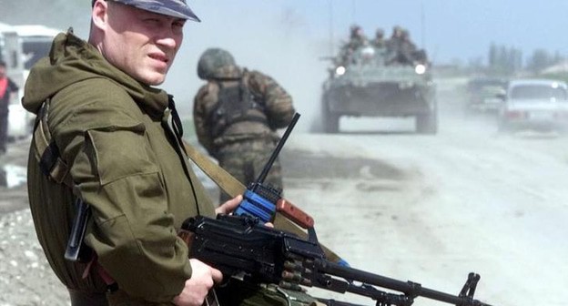 Российский солдат на блокпосту примерно в 7 км от 
Грозного.  Фото  REUTERS/Виктор Коротаев 