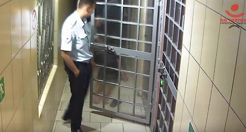 Анатолию Танцыреву внезапно стало плохо в отделе полиции, и он упал, потеряв сознание. Скриншот видео канала YouTube "ProtivPytok" https://www.youtube.com/watch?time_continue=65&v=wOLMY1FCwOo&feature=emb_logo Анатолию Танцыреву внезапно стало плохо в отделе полиции, и он упал, потеряв сознание. Скриншот видео канала YouTube "ProtivPytok" https://www.youtube.com/watch?time_continue=65&v=wOLMY1FCwOo&feature=emb_logo