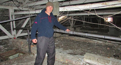 Михаил Червяков показывает чердак дома. Фото Вячеслава Ященко для "Кавказского узла" Михаил Червяков показывает чердак дома. Фото Вячеслава Ященко для "Кавказского узла"