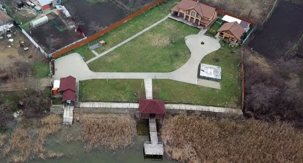 Вид сверху на загородное поместье в Тимашевском районе Кубани,. Кадр видео канала 
Протокол  https://www.youtube.com/watch?v=gfF_7iHGrXQ&feature=emb_logo