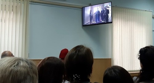 Арсен Абдуллаев, Мария Карпова, Антон Дергалев и Марат Абдулгалимов посредством видеосвязи общаются с родными в зале суда. Махачкала, 13 февраля. Фото Тимура Исаева для "Кавказского узла". Арсен Абдуллаев, Мария Карпова, Антон Дергалев и Марат Абдулгалимов посредством видеосвязи общаются с родными в зале суда. Махачкала, 13 февраля. Фото Тимура Исаева для "Кавказского узла".