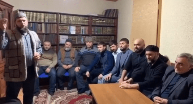 Встреча представителей Шамильского района с жителями поселков Тарки, Кяхулай и Альбурикент. Кадр видео пользователя umahan_80
 https://www.instagram.com/p/B8Za7tLobbC/