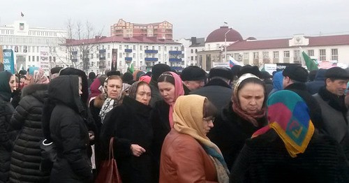 Жители Грозного. Фото Николая Петрова для "Кавказского узла" Жители Грозного. Фото Николая Петрова для "Кавказского узла"