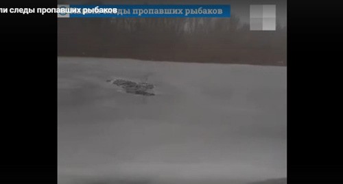 Покрытая льдом река и крупная полынья. Стоп-кадр видео предоставленное региональным главком полиции. Покрытая льдом река и крупная полынья. Стоп-кадр видео предоставленное региональным главком полиции.