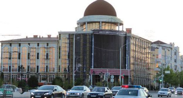 Проспект Кадырова. Вид на здание департамента управления верховного суда РФ в Чеченской республике . Грозный. Фото Магомеда Магомедова для "Кавказского узла"