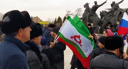Участники митинга памяти жертв депортации. Назрань, 23 февраля 2020 года. Фото Магомеда Алиева для "Кавказского узла". Участники митинга памяти жертв депортации. Назрань, 23 февраля 2020 года. Фото Магомеда Алиева для "Кавказского узла".