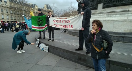Акция в память о жертвах депортации вайнахов в Париже. Фото Анастасии Кириленко для "Кавказского узла" Акция в память о жертвах депортации вайнахов в Париже. Фото Анастасии Кириленко для "Кавказского узла"