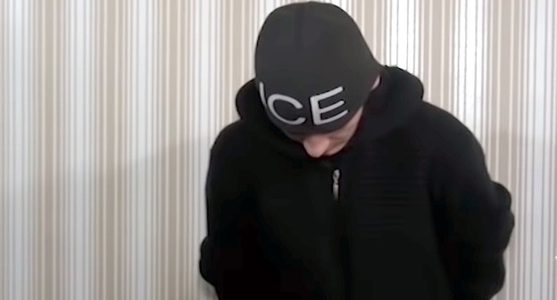 Подозреваемый в краже смартфона. Стоп-кадр видео 
ЧГТРК "Грозный" https://www.youtube.com/watch?time_continue=11&v=LCYrSwqngM8&feature=emb_logo