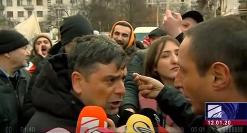 Митинг в пригороде Тбилиси Варкетили. Фото: кадр видео на сайте "Рустави 2" http://rustavi2.ge/ka/news/152421 Митинг в пригороде Тбилиси Варкетили. Фото: кадр видео на сайте "Рустави 2" http://rustavi2.ge/ka/news/152421