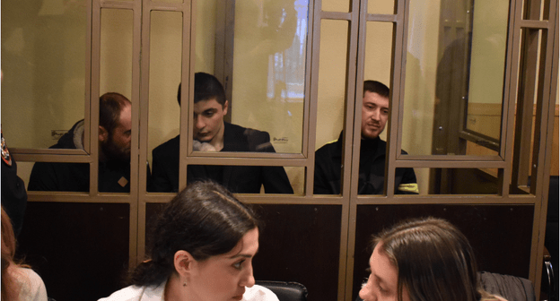 Самир Ибрагимов, Хидирнеби Казуев и Габибула Халдузов в зале суда с адвокатами. Фото Константина Волгина для "Кавказского узла".
