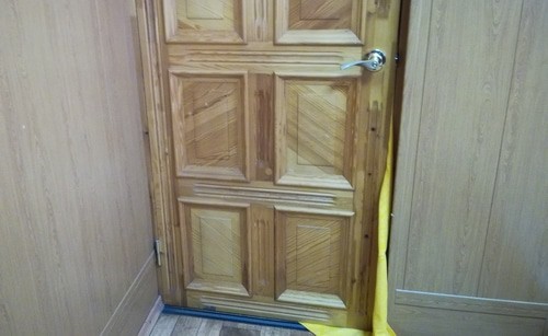 После окончания допроса тайного свидетеля дверь в его комнату была плотно закрыта. Волгоград, 27 февраля 2020 года. Фото Татьяны Филимоновой для "Кавказского узла".