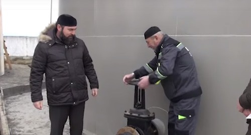 Водопровод в селе Первомайском Грозненского района Чечни. Кадр видео ЧГТРК "Грозный" https://www.youtube.com/watch?v=pS5Udcnso6Q Водопровод в селе Первомайском Грозненского района Чечни. Кадр видео ЧГТРК "Грозный" https://www.youtube.com/watch?v=pS5Udcnso6Q