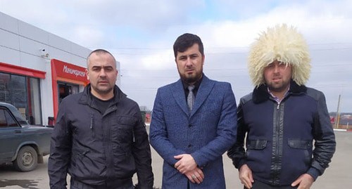 Освобожденный Магомед Оздоев (слева). В центре - адвокат Хусейн Гулиев. Фото предоставлено Хусейном Гулиевым Освобожденный Магомед Оздоев (слева). В центре - адвокат Хусейн Гулиев. Фото предоставлено Хусейном Гулиевым
