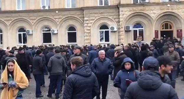 Акция протеста у здания администрации президента в Абхазии. Стоп-кадр видео канала YouTube "Рупор Москвы" https://www.youtube.com/watch?v=4zTRjvl1Mpk
