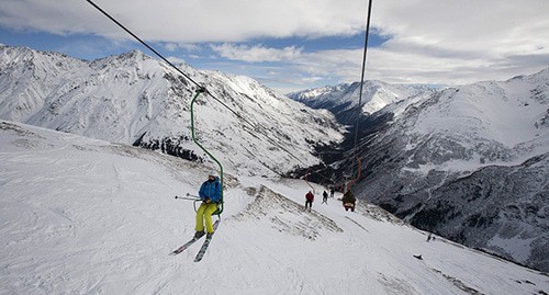 Альпинисты на канатной дороге. Эльбрус. Фото: REUTERS/Kazbek Basayev Альпинисты на канатной дороге. Эльбрус. Фото: REUTERS/Kazbek Basayev