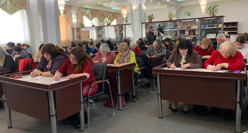 Участники "Тотального диктанта". Фото: пресс-служба МЧА. Участники "Тотального диктанта". Фото: пресс-служба МЧА.
