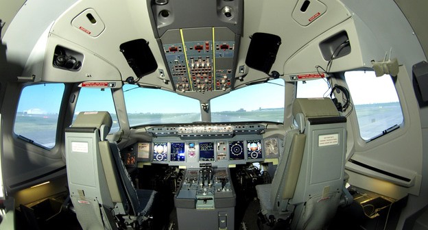 Кабина пилота самолета SSJ-100. Фото https://commons.wikimedia.org/wiki/Category:Sukhoi_Superjet_100