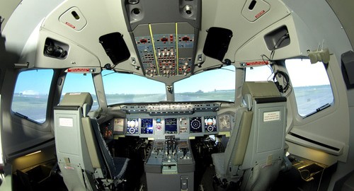 Кабина пилота самолета SSJ-100. Фото https://commons.wikimedia.org/wiki/Category:Sukhoi_Superjet_100 Кабина пилота самолета SSJ-100. Фото https://commons.wikimedia.org/wiki/Category:Sukhoi_Superjet_100