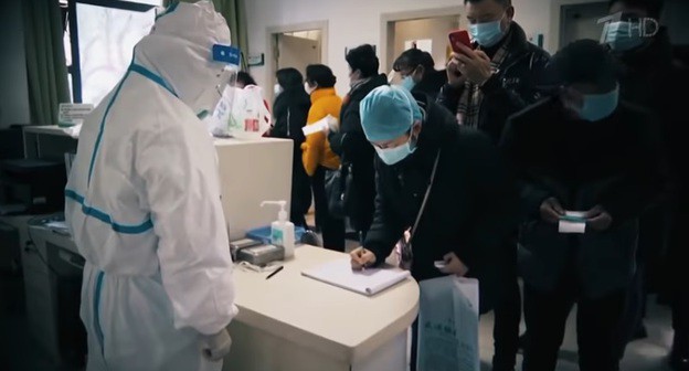 Люди в масках. Кадр с видео ""Коронавирус. Все, что нужно знать". Документальный фильм" на Youtube-канале "Документальное кино на Первом" https://www.youtube.com/watch?v=CKWV0TlKYGg