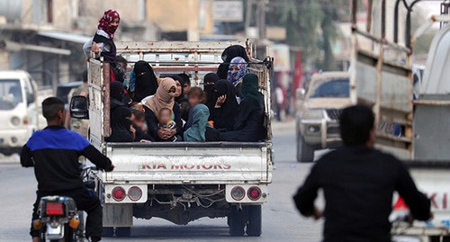 Женщины и дети едут в грузовике. Сирия, октябрь 2019 г. Фото: REUTERS/Khalil Ashawi Женщины и дети едут в грузовике. Сирия, октябрь 2019 г. Фото: REUTERS/Khalil Ashawi